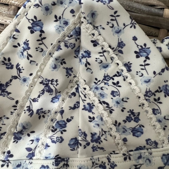 Hollister Swim size small Floral Triangle Bikini Top, EUC, feminine, dainty - Picture 6 of 6